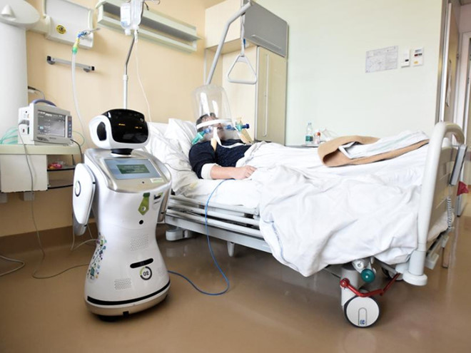 Ý dùng robot chăm sóc bệnh nhân Covid-19 | Sức khỏe | Thanh Niên