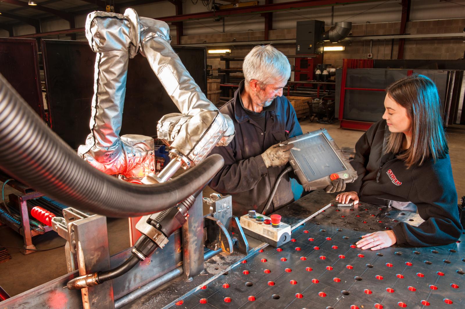 Rachel Brown, kỹ thuật viên CAD và Steve Elleray, nhà chế tạo R&D, hướng dẫn thợ hàn rô bốt tại Storth.  Được phép của Storth.