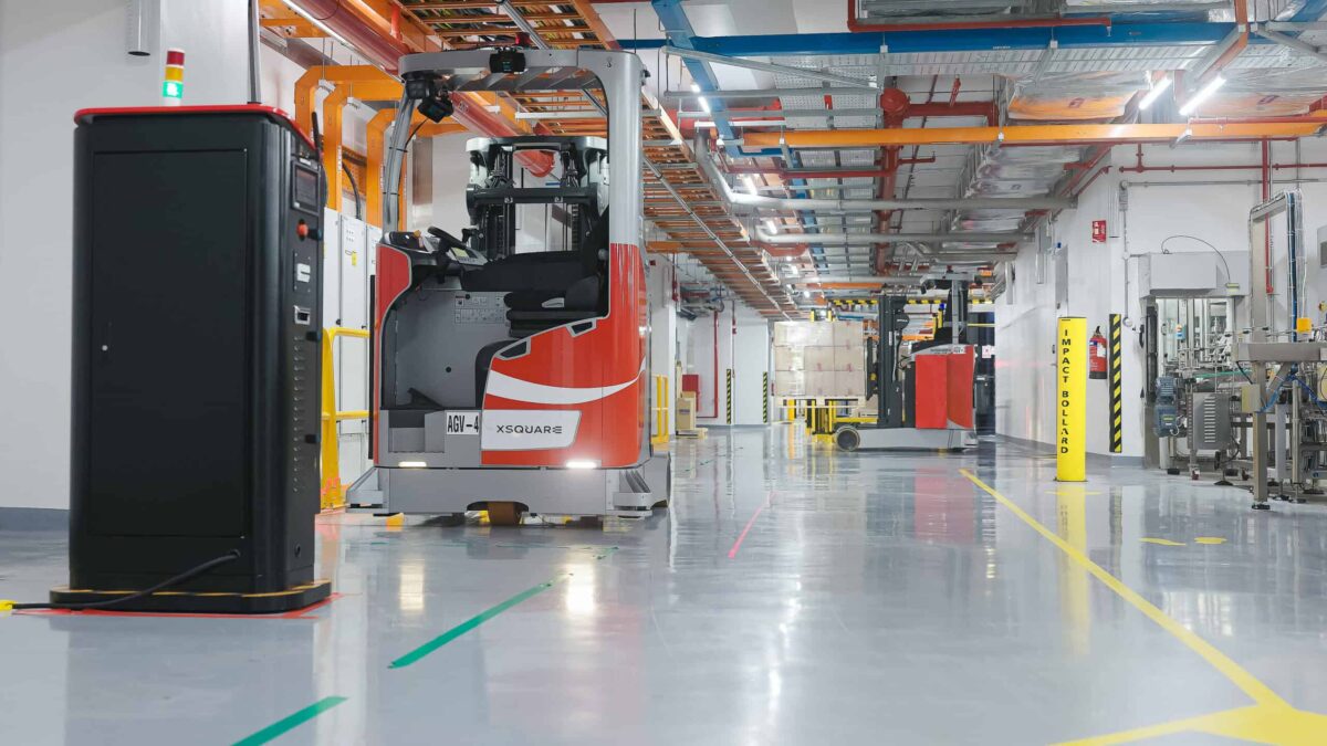 Coca-Cola Singapore sử dụng xe nâng tự động và WOS