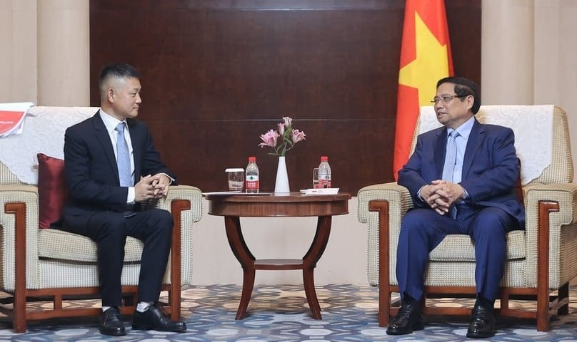 Thủ tướng Phạm Minh Chinh (phải) nhận Wang Jiazhong, phó chủ tịch cấp cao của Tập đoàn Yadea, bên lề Hội nghị thượng đỉnh Tổ chức Hợp tác Thượng Hải (SCO) tại Trung Quốc vào ngày 31 tháng 8 năm 2025. Ảnh lịch sự của Cổng thông tin của chính phủ.