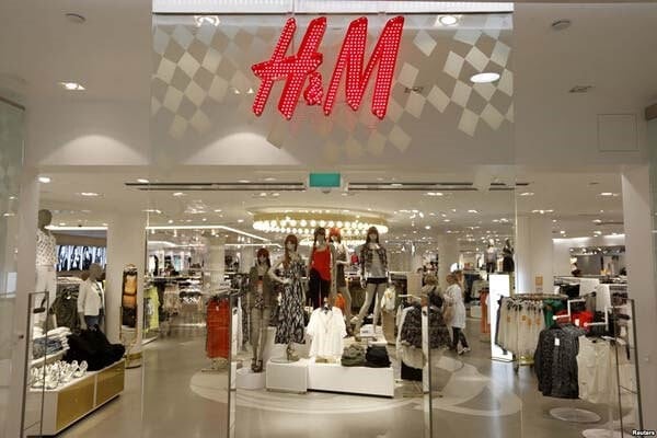 Một cửa hàng H & M ở Việt Nam. Hình ảnh lịch sự của tờ báo Nguoi Lao Dong (người lao động).