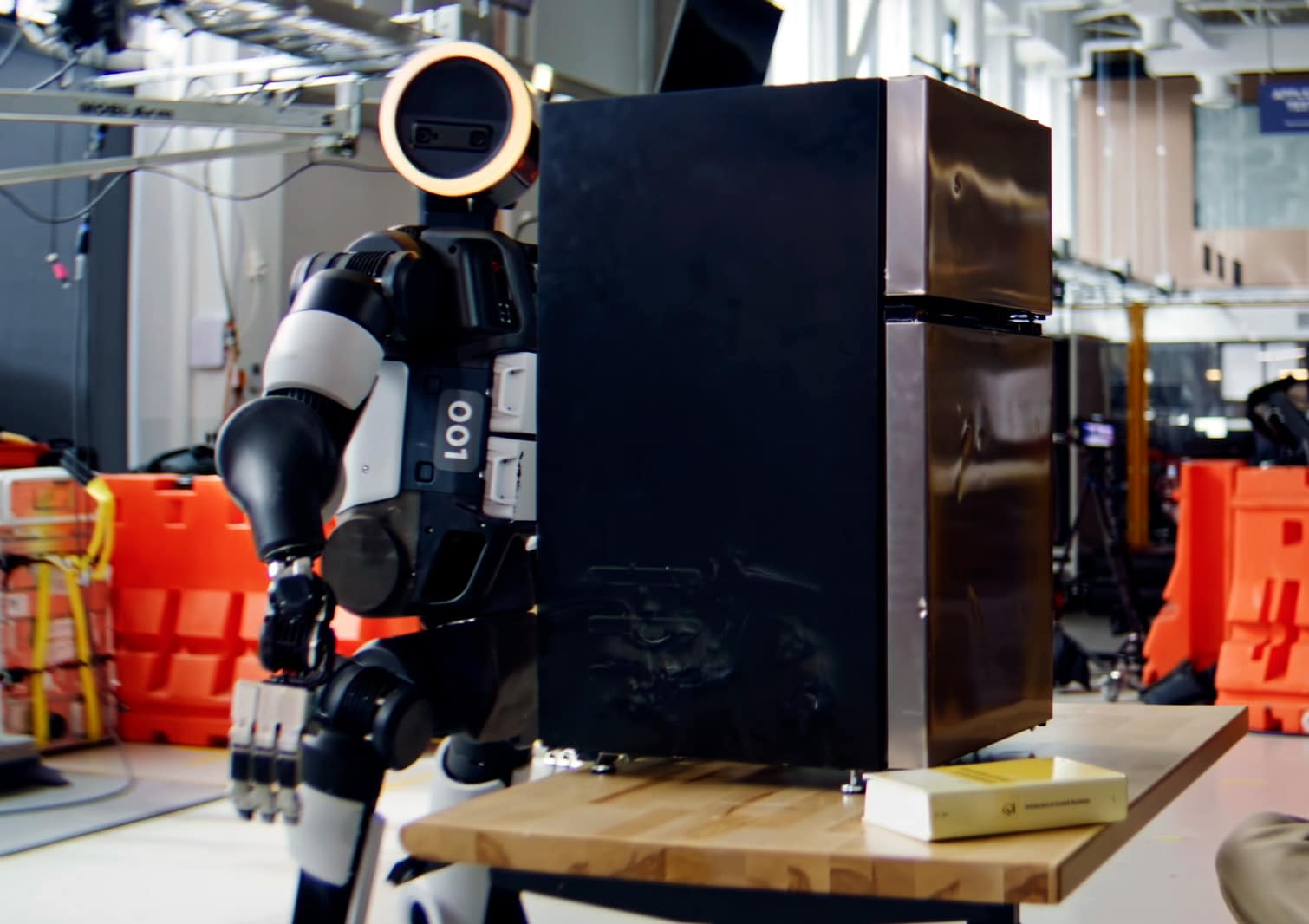 Huấn luyện một robot hình người để làm việc nặng nhọc