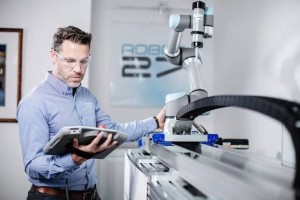 Rodriguez mang Đơn vị Chuyển giao Cobot đến AMB